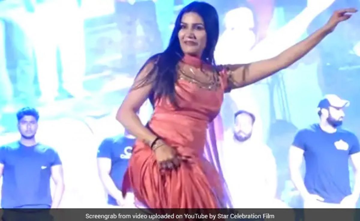 1200px x 738px - Sapna Choudhary danced in desi style on stage, video went viral - Business  League