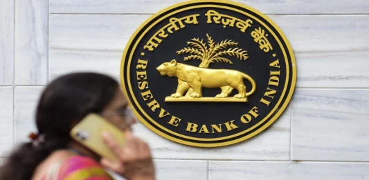 RBI imposed heavy fine on Axis Bank, HDFC Bank, know the reason